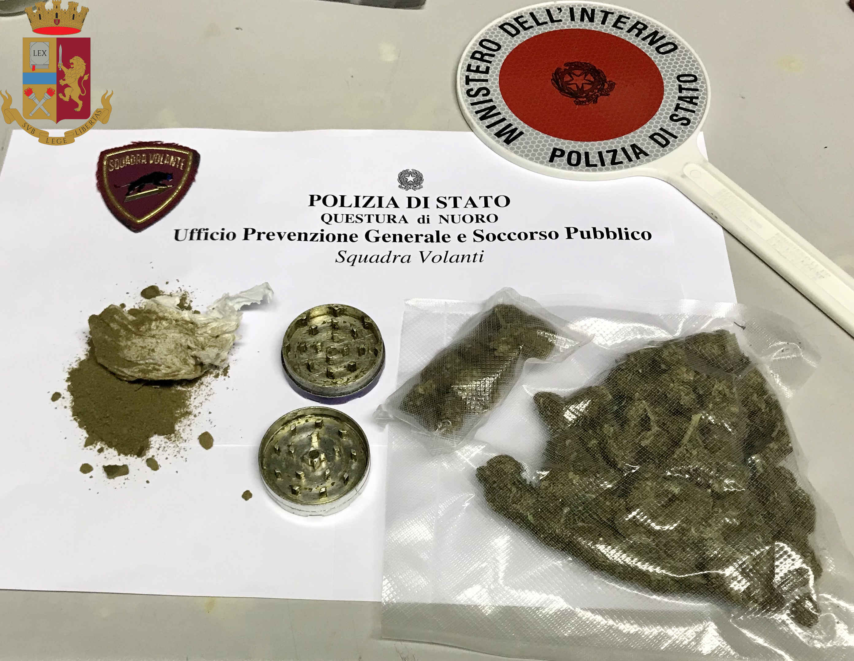 Marijuana nascosta dietro la cassettiera e nel comodino, giovane sardo nei guai