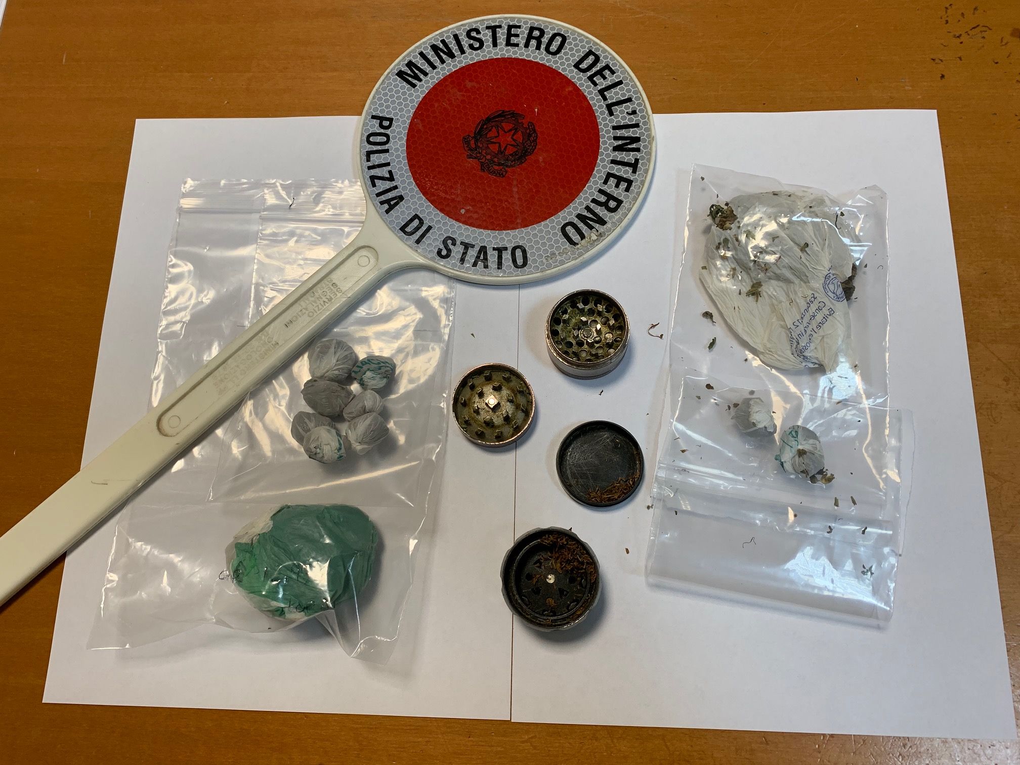 Sassari, beccati dal preside mentre cercano di nascondere la marijuana: 3 minorenni nei guai