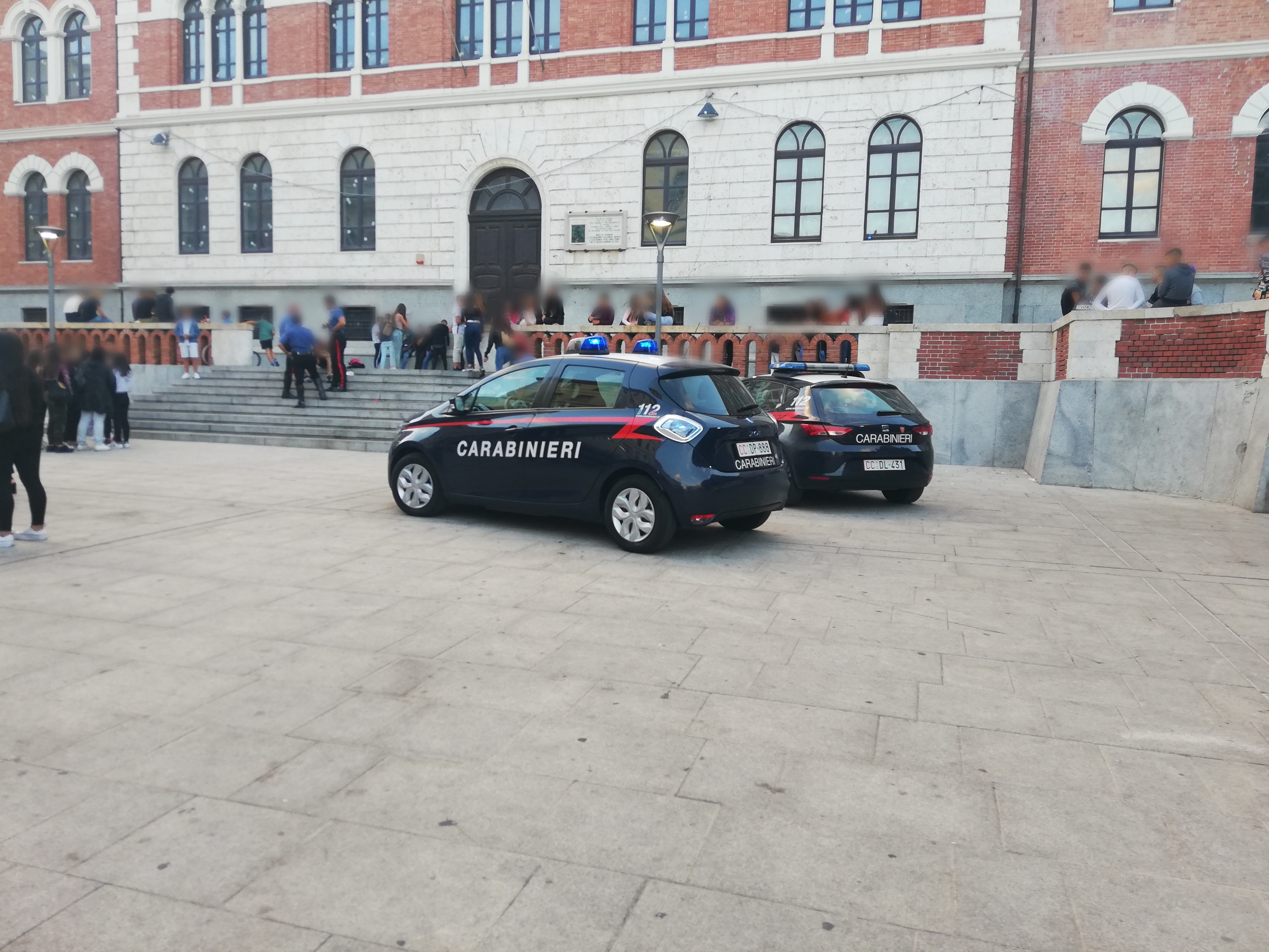 Cagliari, rissa tra giovani in piazza Garibaldi: ragazzino ferito a calci e pugni