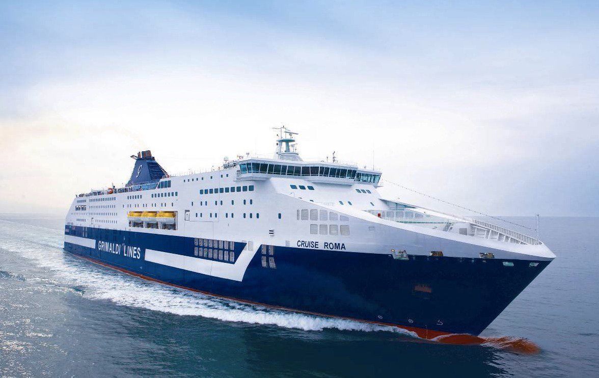 Navi, la promessa di Grimaldi che sfida Tirrenia: “I sardi? Li farò viaggiare tutti gratis sui miei traghetti”