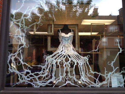 Cagliari, vetrine addobbate e caramelle ai bimbi: via Paoli si rifà il look per Halloween