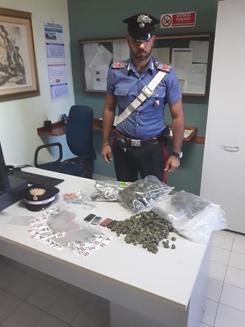 Assemini, giovane cagliaritano in trappola con l’hashish in casa: arrestato dai carabinieri