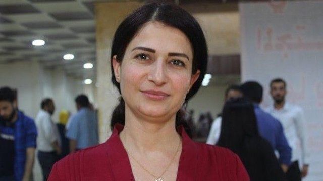 Hevrin Khalaf, uccisa in Siria la grande attivista dei diritti delle donne: “A sangue freddo dai filo-turchi”