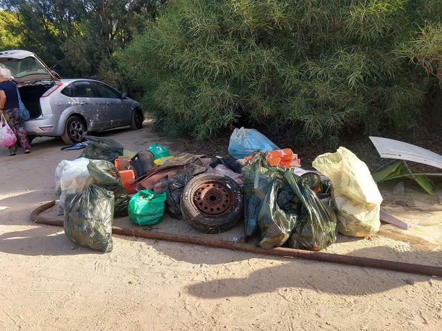 Caddozzi fuori stagione a Cannesisa, ruote e pezzi di ombrelloni invadono la spiaggia: “Raccolti quintali di rifiuti”