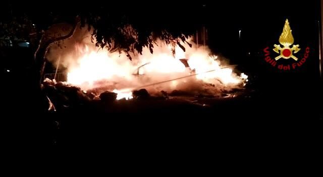 Maxi incendio tra i rifiuti nel sabato sera a Sant’Elia: coinvolta anche un’auto tra le fiamme
