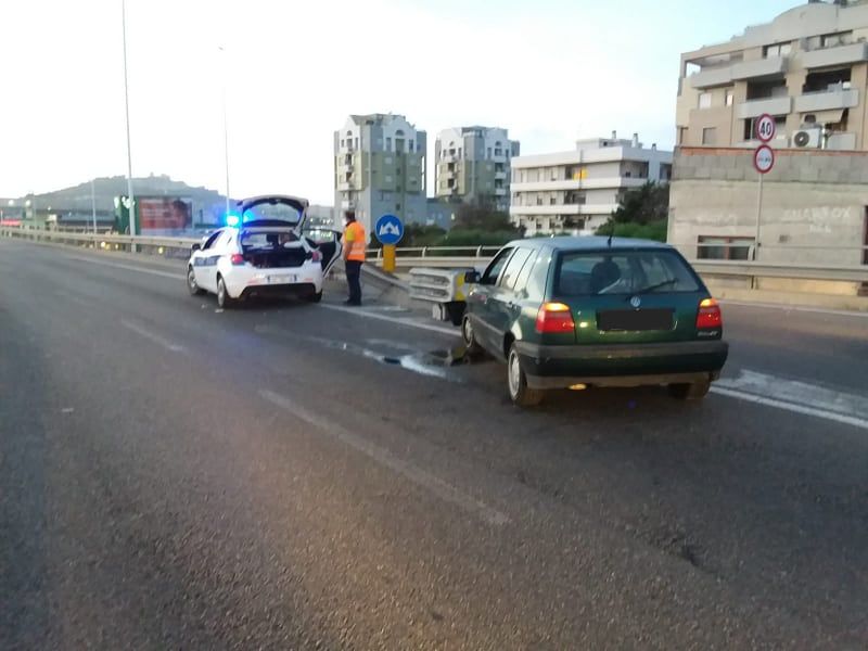 Paura sull’asse mediano a Cagliari: perde il controllo dell’auto e va a sbattere sul guard rail