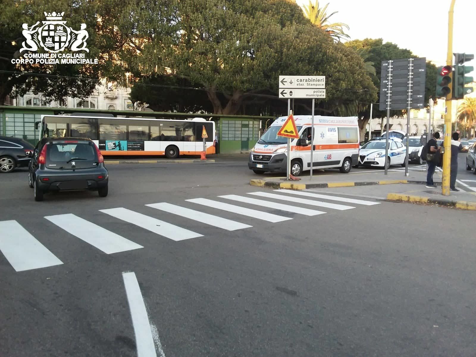Cagliari, paura in piazza Matteotti: cingalese travolto da un’auto sulle strisce pedonali