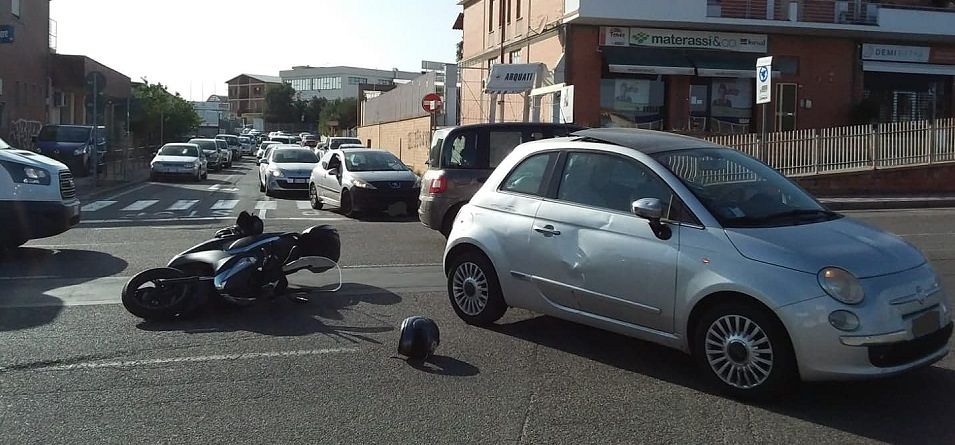 Incidente a Cagliari, auto contro moto in viale Monastir: due feriti