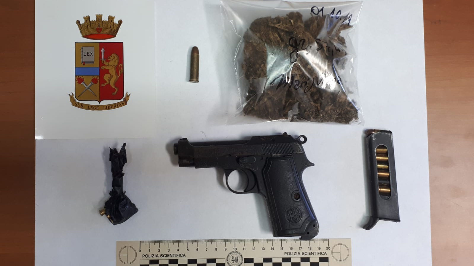 Una pistola con matricola abrasa e mezzo etto di marijuana in casa: in manette meccanico a Ilbono