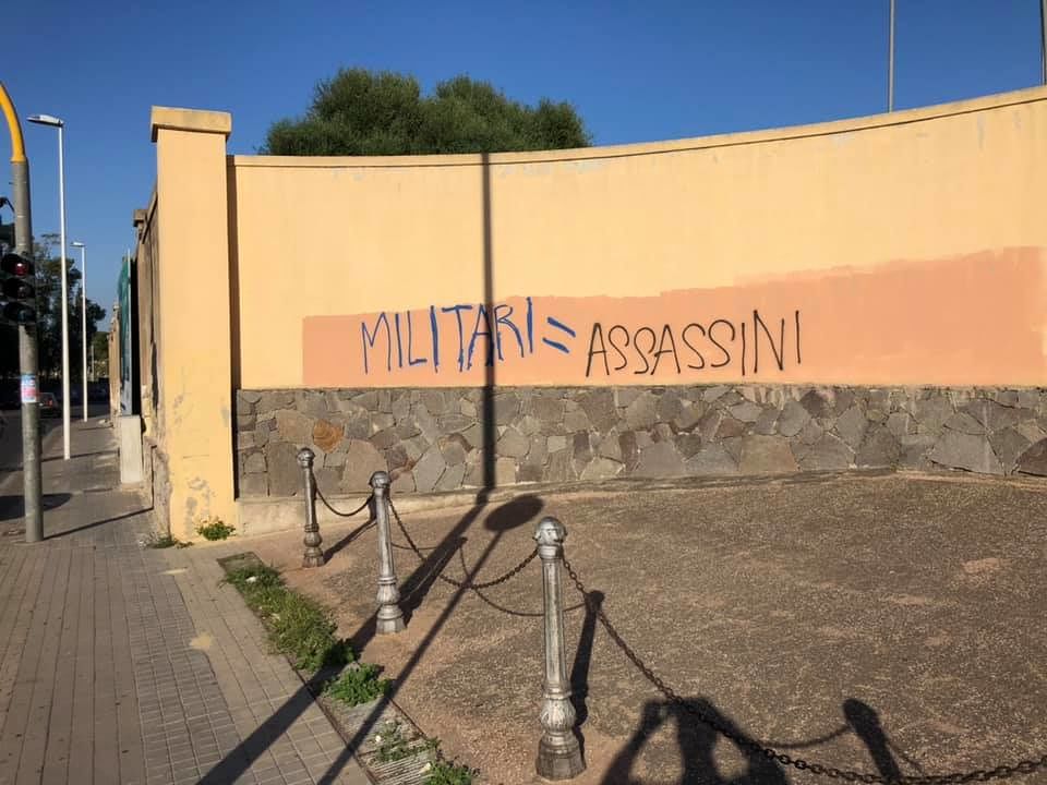 Cagliari, scritta choc contro i militari a Monte Claro: “Assassini”