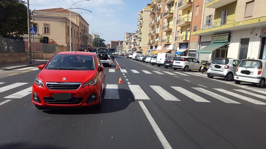 Via Is Mirrionis, donna investita sulle strisce pedonali da una Peugeot condotta da una 71enne