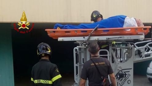 Cagliari, nonnino cade in casa si fa male: i vigili del fuoco lo portano via dalla finestra