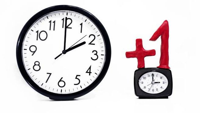 Domenica torna l’ora solare, si dorme un’ora in più: le lancette dell’orologio indietro di 60 minuti