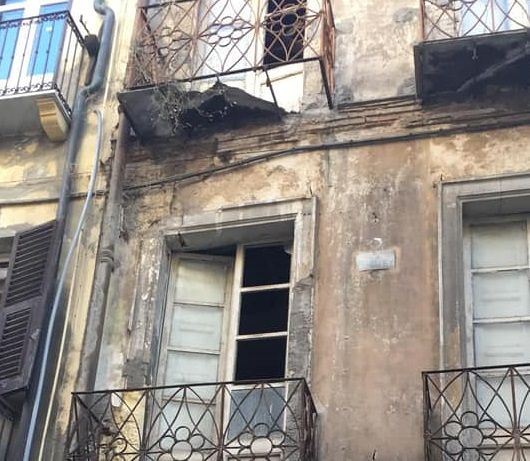 Paura a Cagliari, pericolo nell’area pedonale: crollano calcinacci da un balcone nel Corso