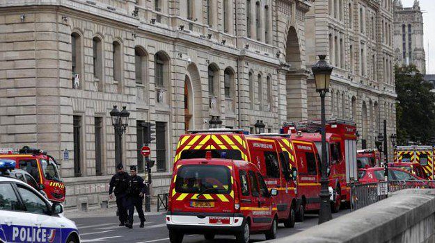 Strage alla Prefettura di Parigi: 5 morti. L’attentatore si era convertito all’Islam