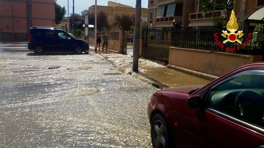 Cagliari, maxi allagamento in via Monsignor Piovella: vigili del fuoco in azione sulla perdita d’acqua