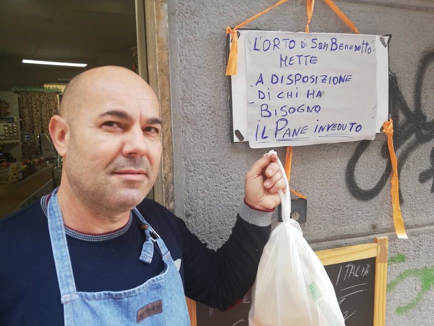 Cagliari, pane gratis per i poveri a San Benedetto: “Regalare il cibo? Un dovere morale”