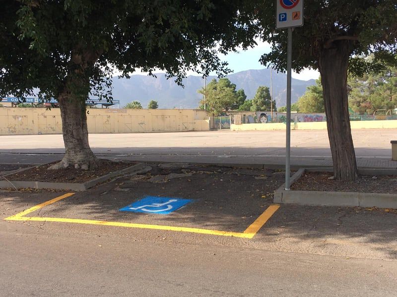 Protesta a Sarroch: “Parcheggi per disabili inaccessibili. Chi ha la carrozzina resta bloccato in auto”