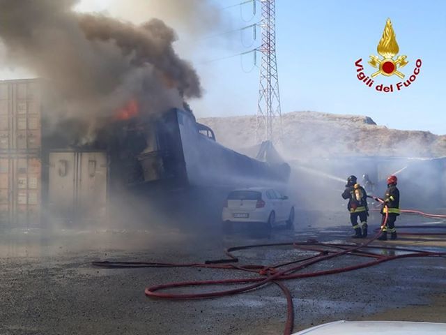 Sestu, maxi incendio di un container e altri mezzi a Su Moriscau: il duro lavoro dei vigili del fuoco
