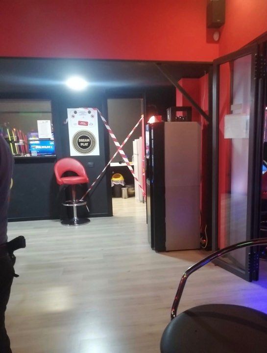 Banditi maldestri nella sala slot di via Peretti: armati di pistola, perdono il bottino di 25 euro