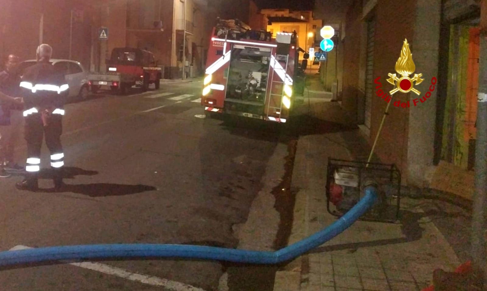 Maxi allagamento a Is Mirrionis: si spacca una condotta idrica, il seminterrato in via Timavo finisce sott’acqua