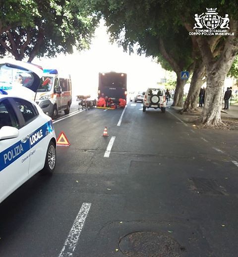 Viale Trieste, una moto tampona e si schianta contro un bus dell’Arst: il centauro in ospedale