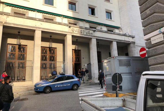 Trieste, sparatoria davanti alla Questura. Morti due poliziotti