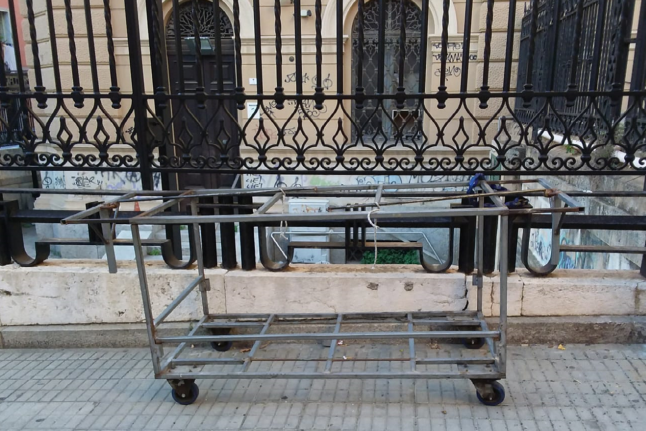 Lotta al commercio abusivo alla Marina, sequestrati dieci carrelli in metallo