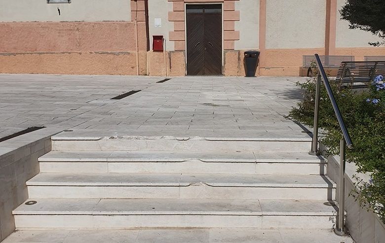 Devastano la scalinata della nuova piazza a Sarroch, il sindaco: “Vandali. Li puniremo”