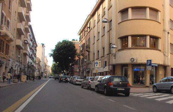 Shopping in centro a Cagliari, domani apertura straordinaria dei negozi in via Paoli