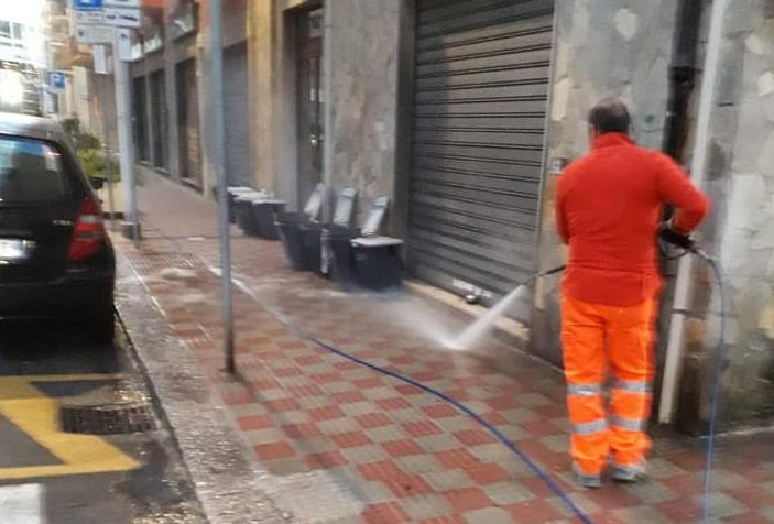 Lavaggio dei marciapiedi a Cagliari: via alla sperimentazione, si parte da via Costa