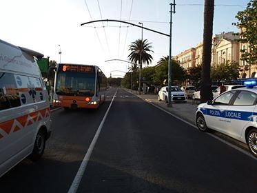 Cagliari, paura in via Roma: bus Ctm investe una nonnina di 82 anni
