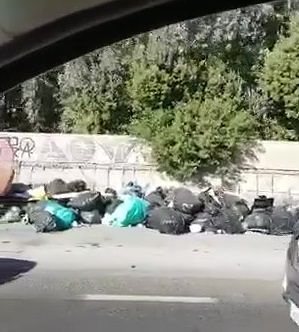 Cagliari e la piaga del sacchetto selvaggio: ecco un’altra discarica a cielo aperto sulla 131