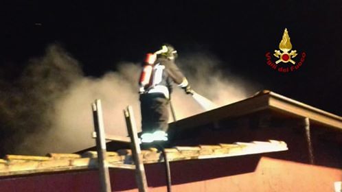 Incendio e paura a Villamar: crolla il tetto di una casa in fiamme