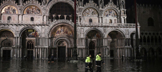 Acqua alta record a Venezia: c’è una vittima