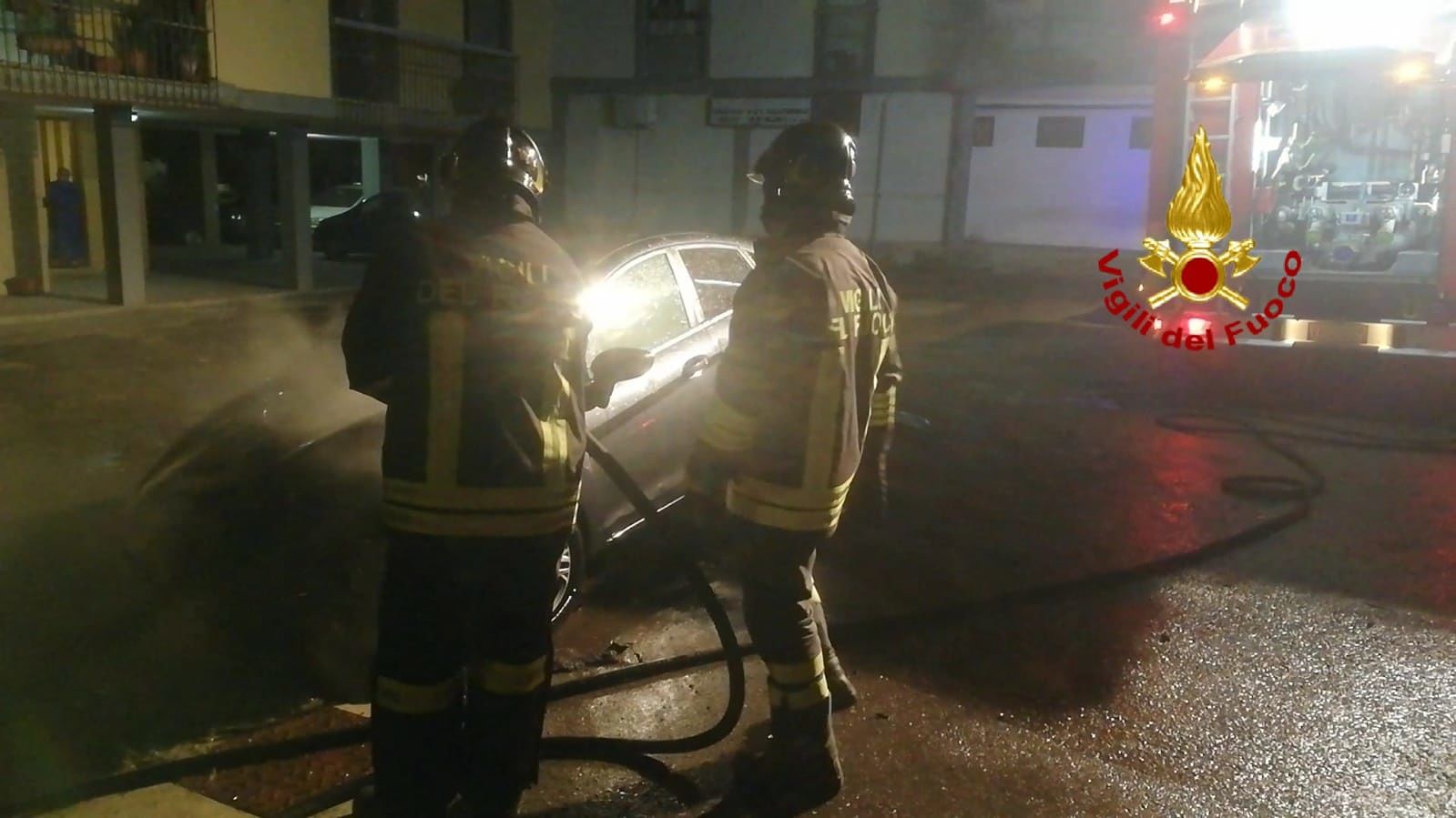 Cagliari, auto in fiamme in via Cimabue: intervento dei vigili del fuoco e della polizia