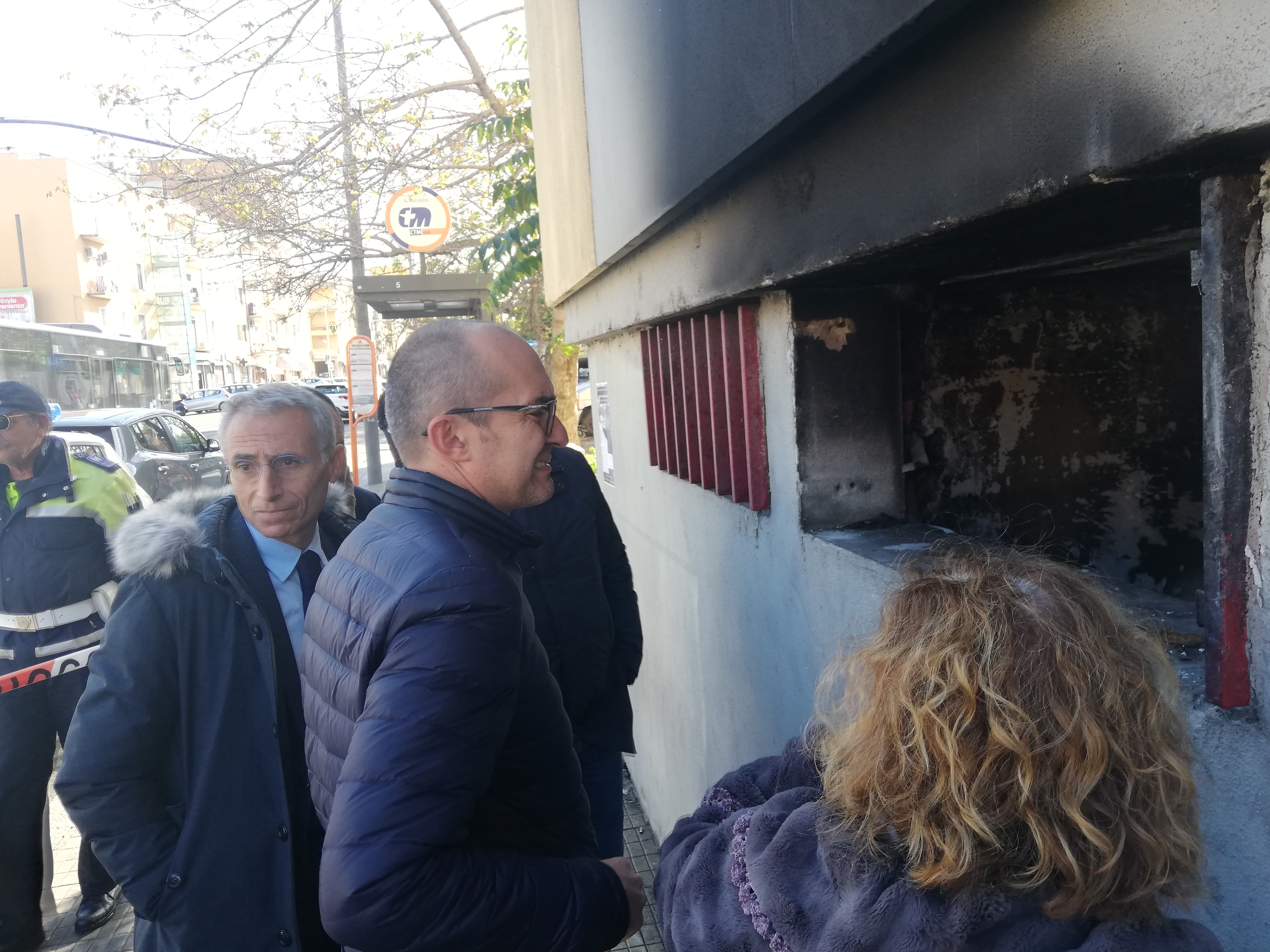 Cagliari, rifiuti dati alle fiamme: così è scoppiato l’incendio in via Timavo