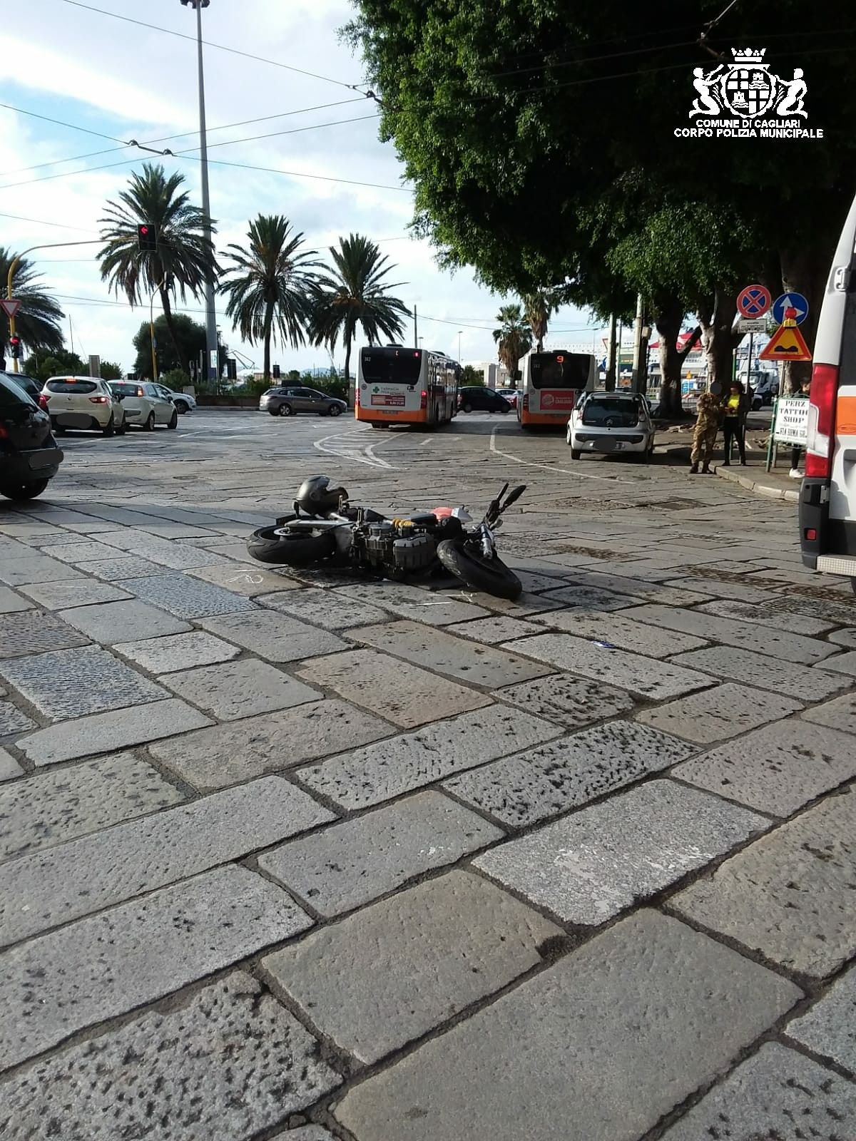 Scontro tra un’auto e una moto in via Roma, ferito un 47enne cagliaritano