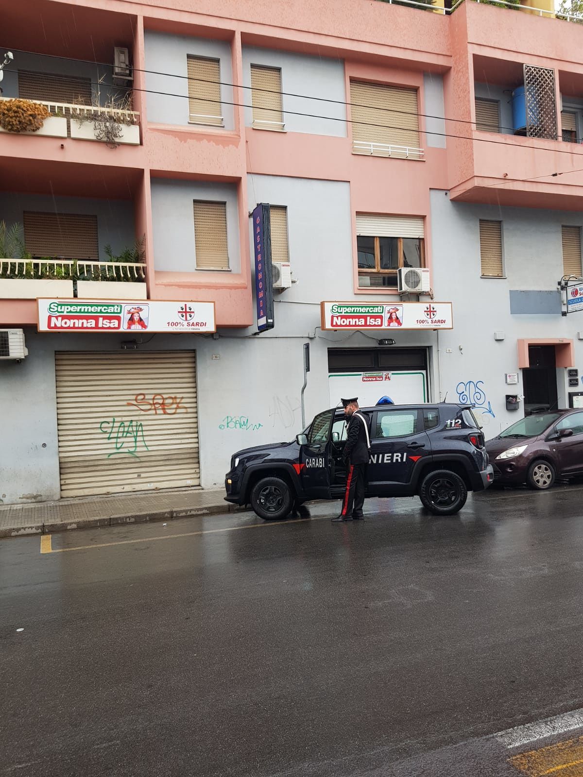 Entra in un market e ruba dagli armadietti dei dipendenti: un arresto a Selargius