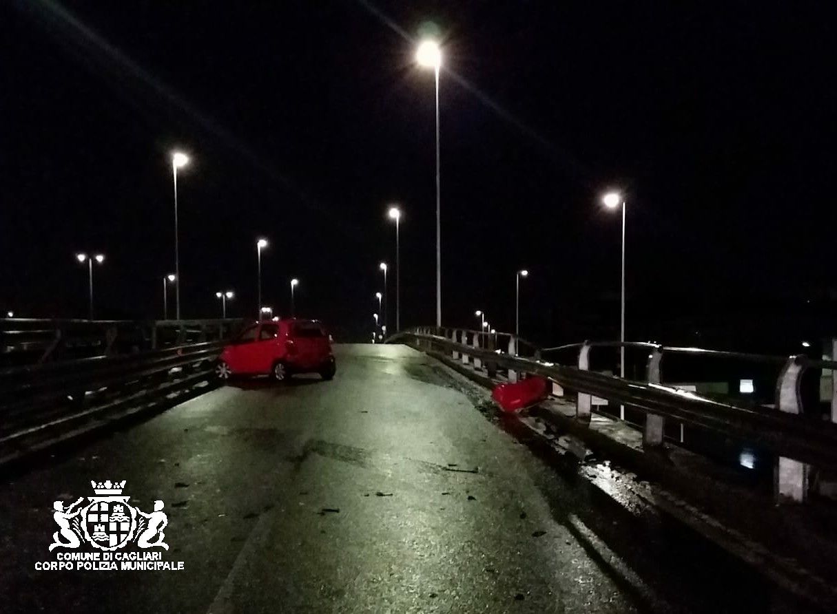 Cagliari, perde il controllo dell’auto e colpisce per tre volte il guard rail: giovane in ospedale