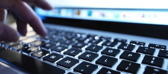 Amnesty: “Google e Facebook minacciano i diritti umani”