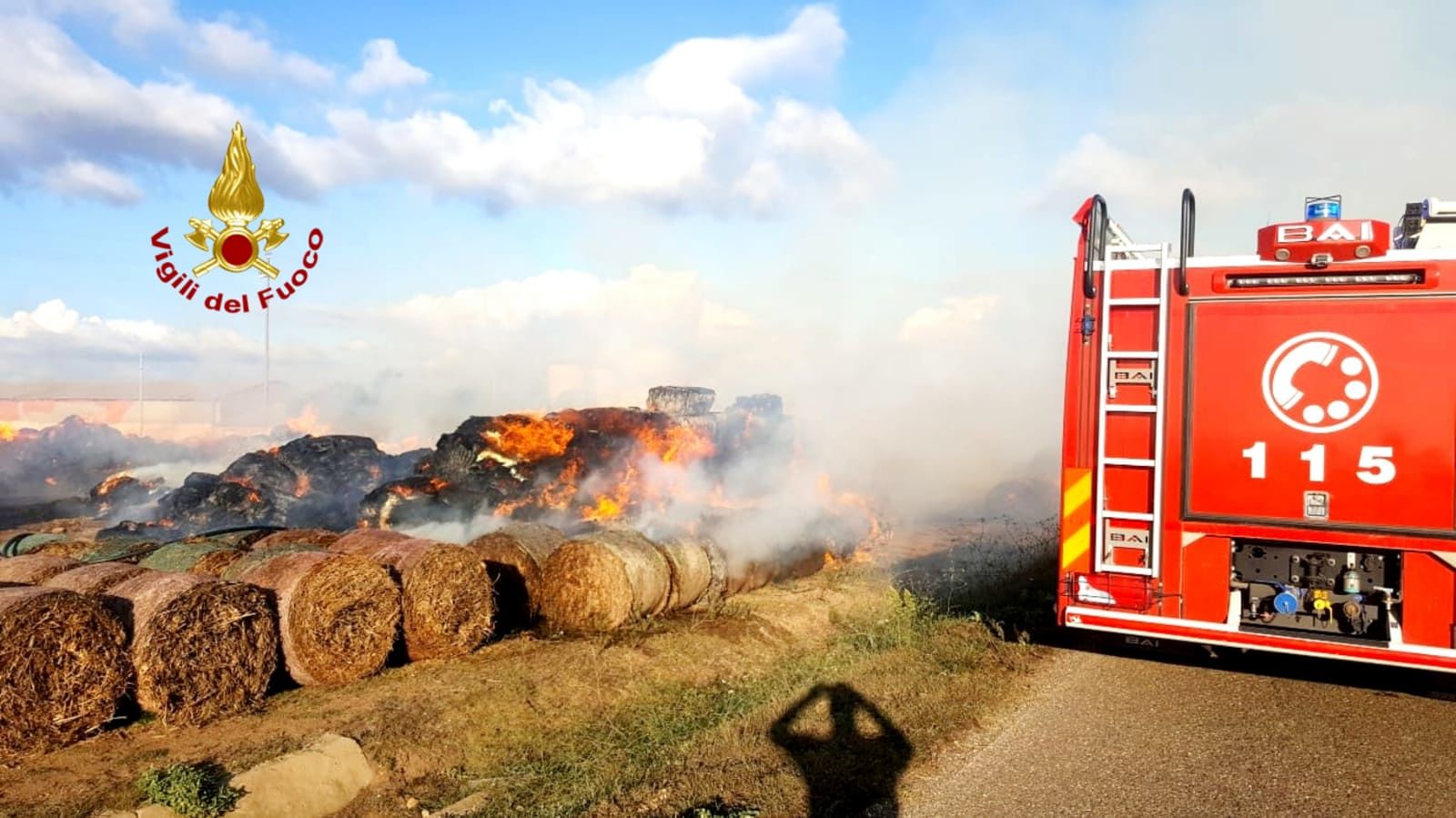 Villasor, fiamme in un’azienda agricola: a fuoco numerose rotoballe di fieno