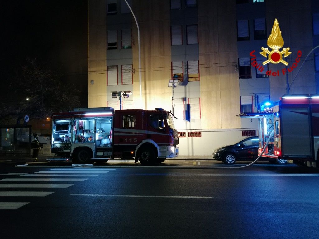 Paura nella notte a Is Mirionis, fiamme in uno scantinato: palazzo invaso dal fumo