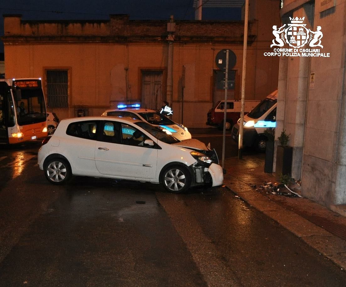 Cagliari, ubriaco colpisce un muro in via Roma: patente ritirata e auto sequestrata