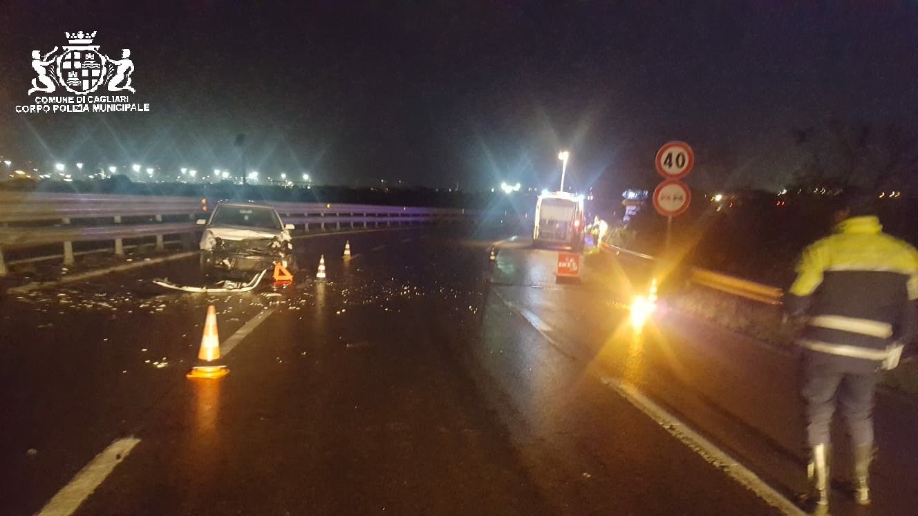 Cagliari, ubriaco alla guida perde il controllo dell’auto sulla Ss 195: patente ritirata