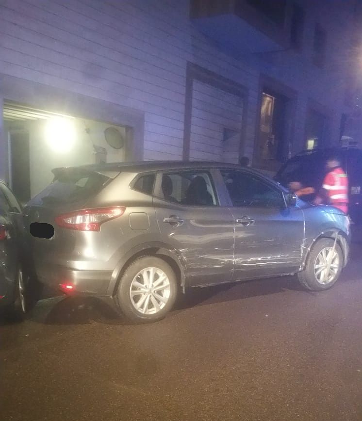 Cagliari, perde il controllo e colpisce quattro auto in sosta: ferito un 39enne