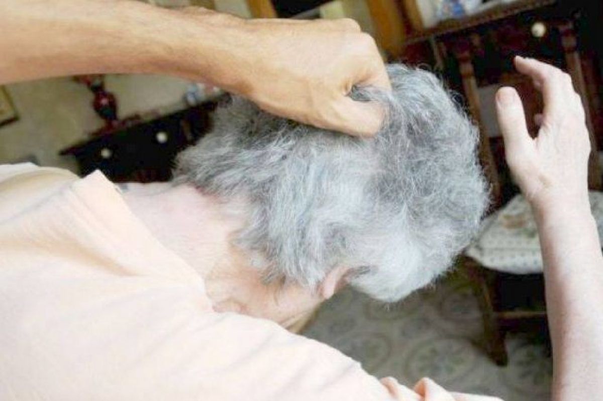 Prendono a pugni un’anziana per rapinarla, terrore a Pozzomaggiore: arrestati due giovani