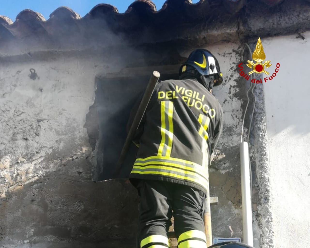 Fiamme in un’abitazione a Serramanna, vigili del fuoco a lavoro dall’alba