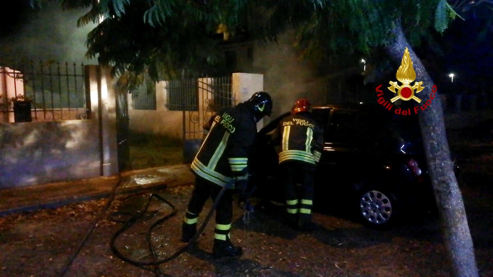 Due auto in fiamme a Quartu, i vigili del fuoco evitano la propagazione dell’incendio