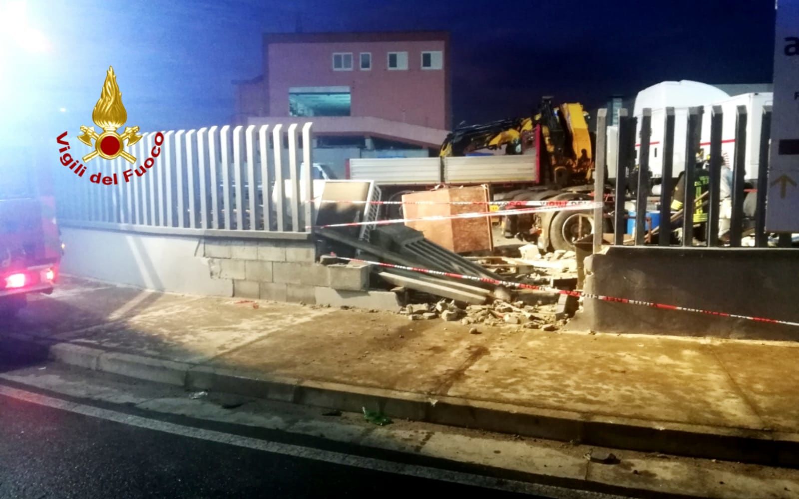 Selargius, perde il controllo e l’auto sfonda il muro di un’azienda: un ferito